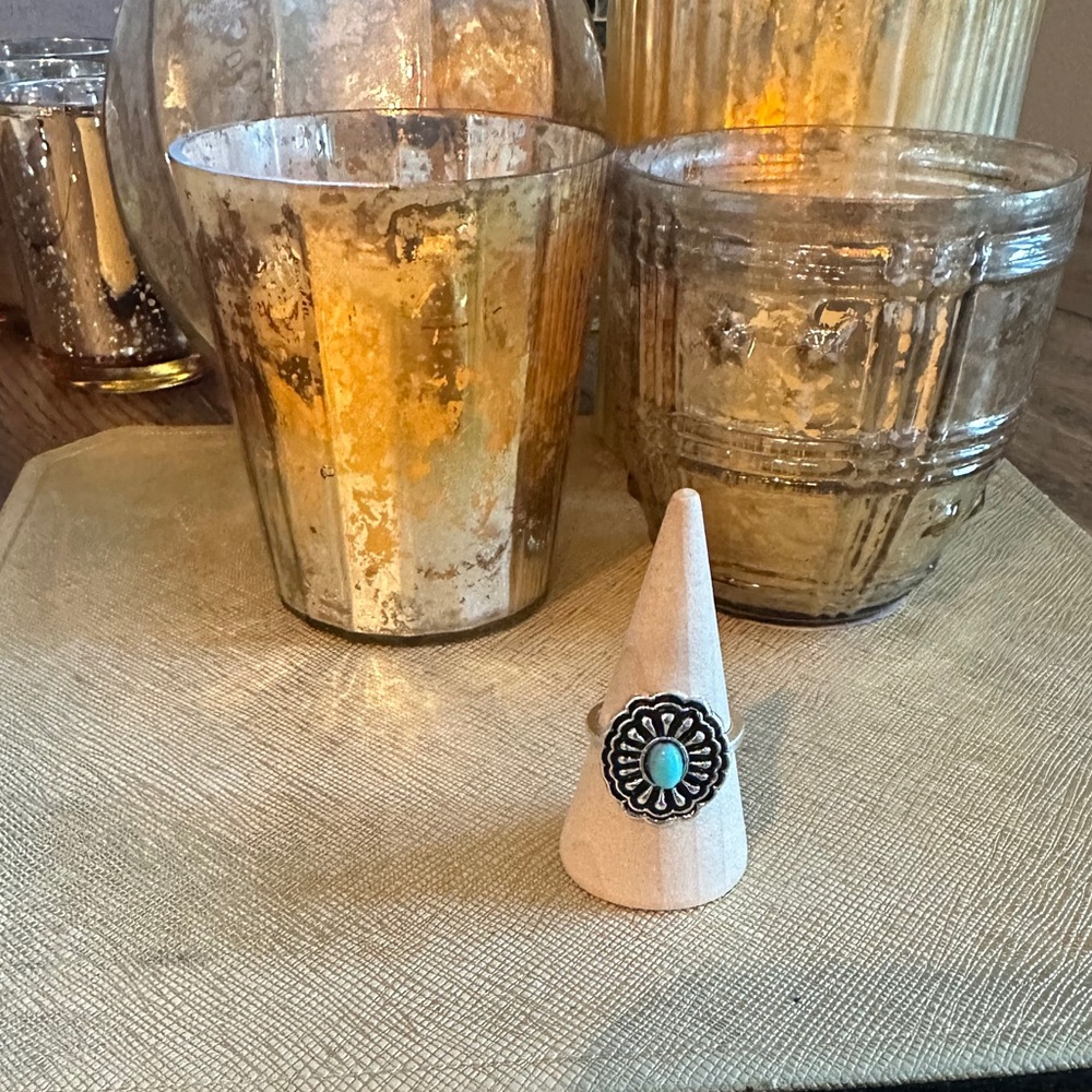 NEW silvery faux turquoise ring
size 6.0
Mix & match, vintage look